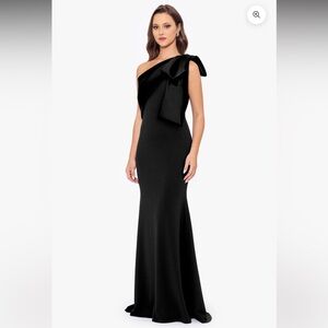 Chic Black One-Shoulder Gown